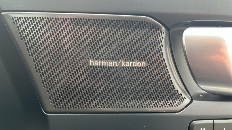 Volvo XC40 2.0 B4P Ultimate Dark 5dr Auto Petrol Estate